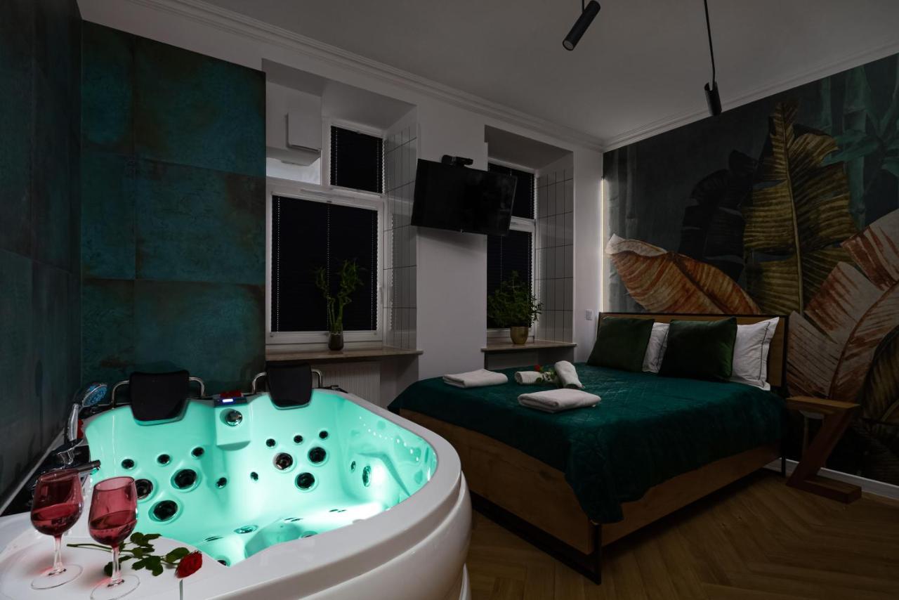 Jacuzzi&bike Apartment, *